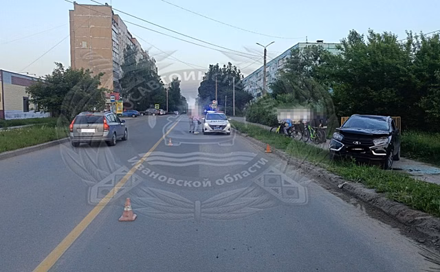 Пьяный водитель в 37-м регионе врезался в бордюр и опрокинул машину