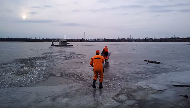 В Ленобласти автомобиль с людьми провалился под лед