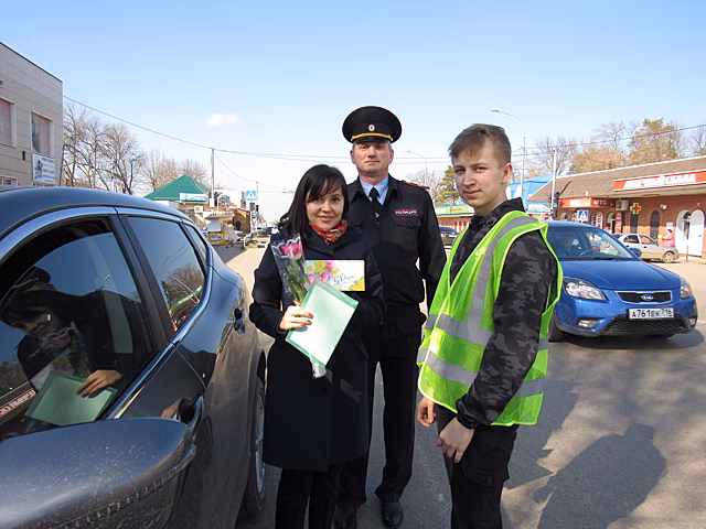 ГИБДД поздравила автоледи с Международным женским днём