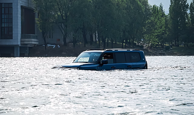 В Россию привезут водоплавающий внедорожник от марки Jetour