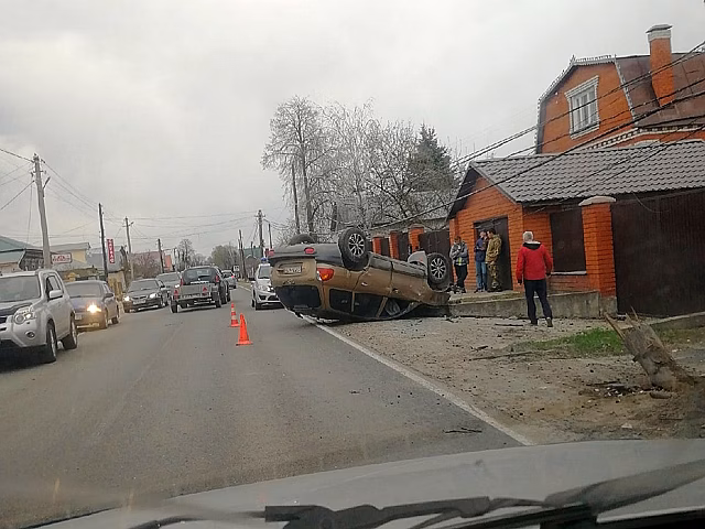 Машина легла на крышу под Нижним Новгородом