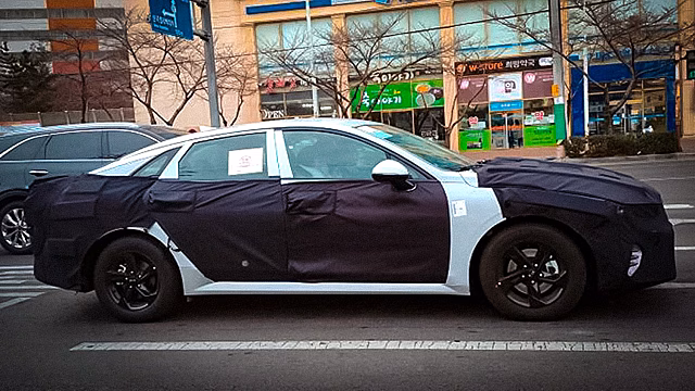 Фотошпионы засняли новую Kia Optima, созданную дизайнером Bentley