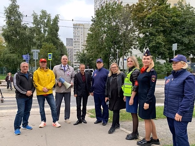 Сотрудники Госавтоинспекции юго-запада Москвы провели профилактическое мероприятие совместно с помощником депутата МГД Олегом Михайловым
