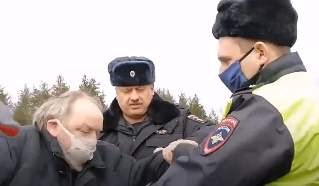 Одного из активистов увезли из Каменного бора на скорой с подозрением на инфаркт