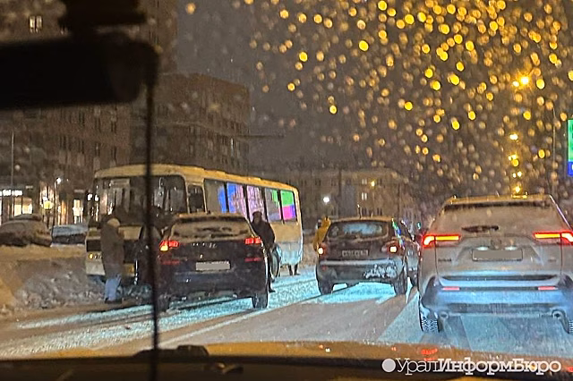 ДТП с автобусом парализовало выезд из Екатеринбурга в Березовский