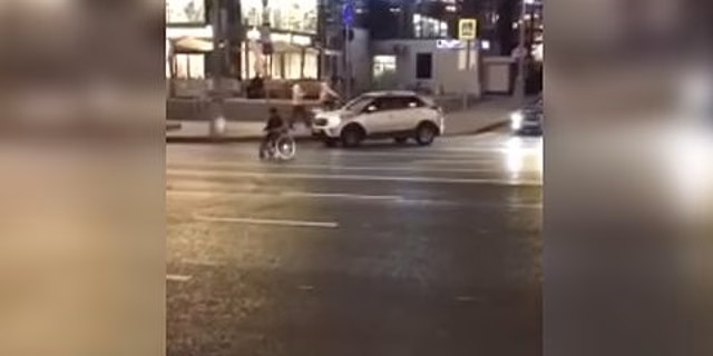 Автомобиль сбил инвалида-колясочника в Москве