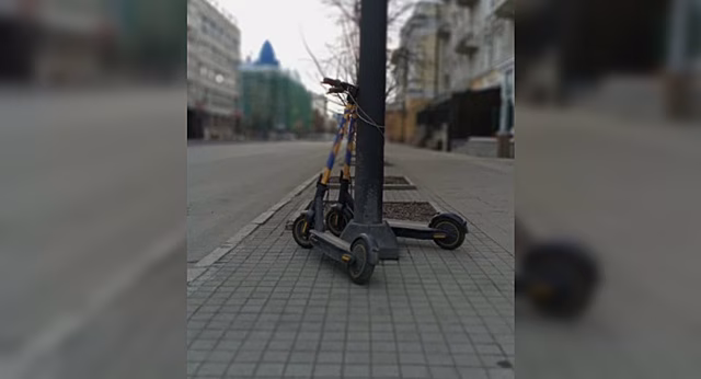 В ГИБДД Красноярска напомнили о штрафе за катание на электросамокате без прав