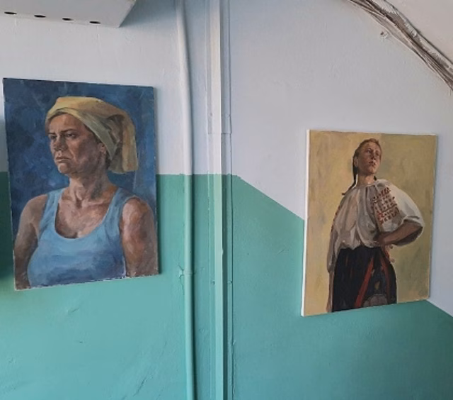 &ldquo;Третьяковка&rdquo; в хрущевке: художница из Челябинска вывесила свои картины в подъезд, чтобы усовестить вандалов