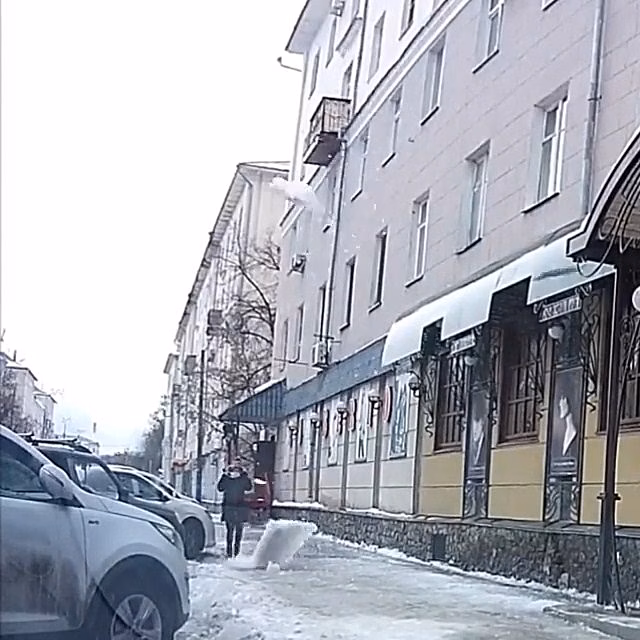 В Пензе ищут девушку-очевидца падения наледи с крыши жилого дома