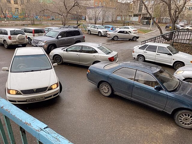 Во дворе жилых домов в центре Читы образовалась автомобильная пробка