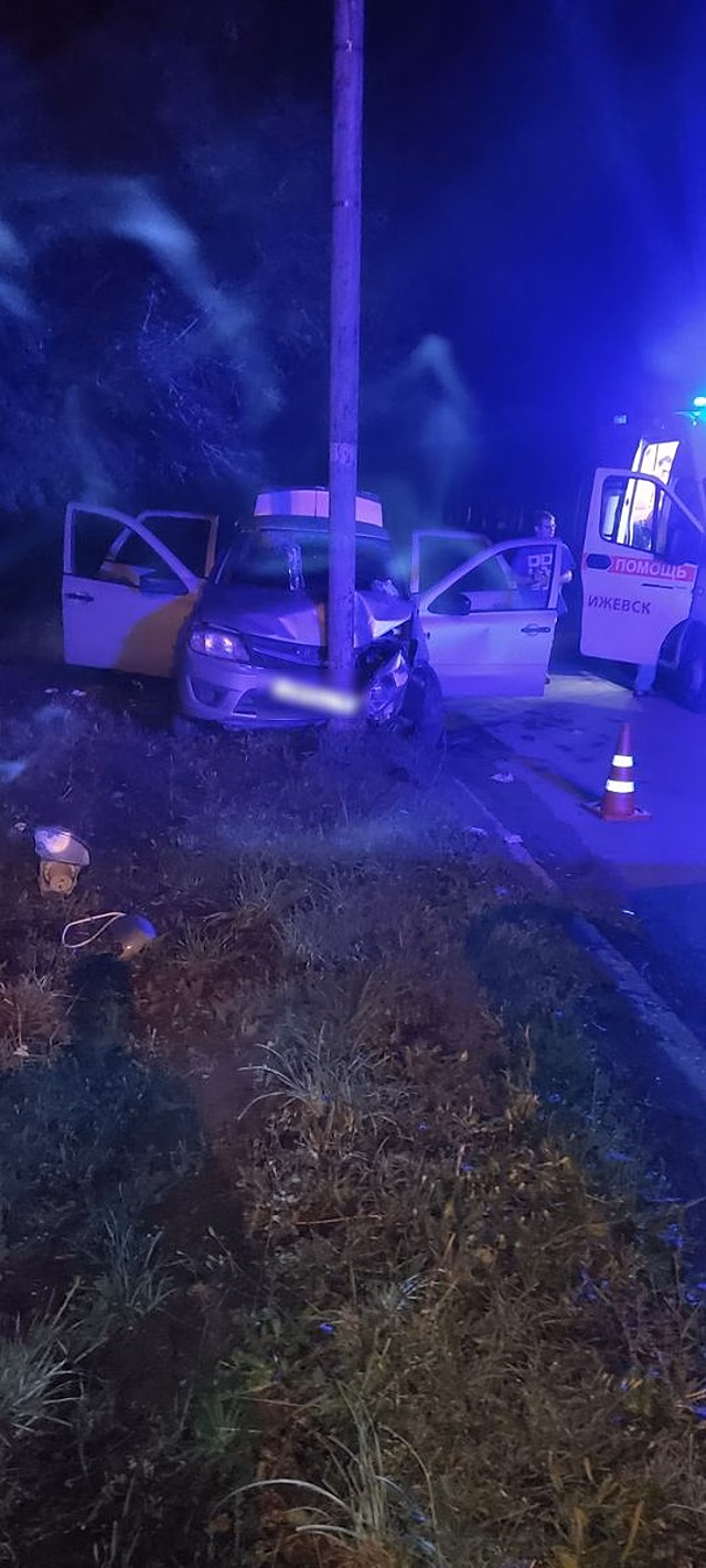 «Лада» въехала в столб на улице Ворошилова в Ижевске