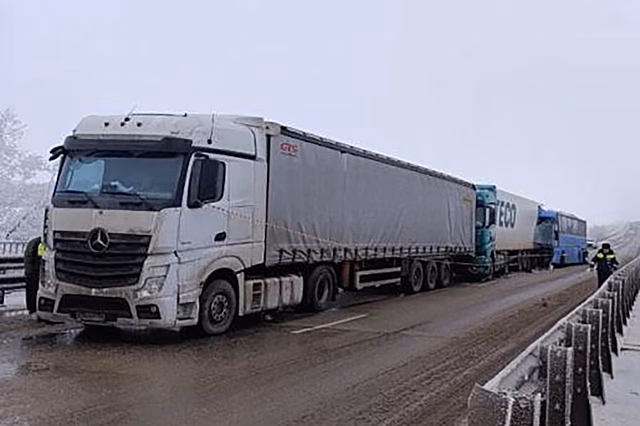В КБР столкнулись рейсовый автобус, тягач, грузовик и легковушка