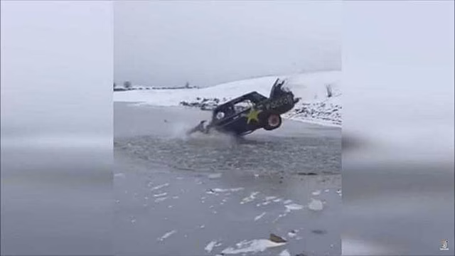 Сумасшедший русский прыгнул на горящей машине в ледяное озеро