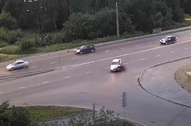 В Петрозаводске мотоциклист на огромной скорости врезался в легковой автомобиль
