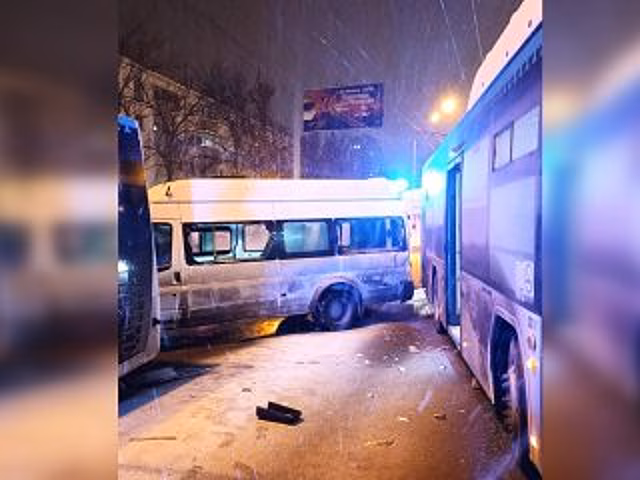 В Уфе в результате столкновения трех автобусов пострадали пять пассажиров