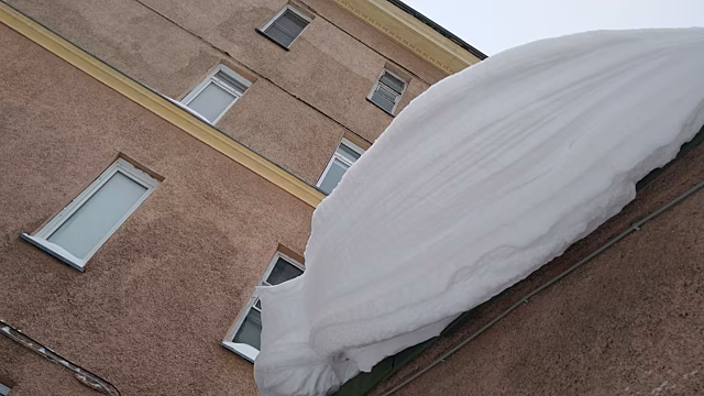 Мэр Новосибирска распорядился убрать снег с крыш домов за три недели