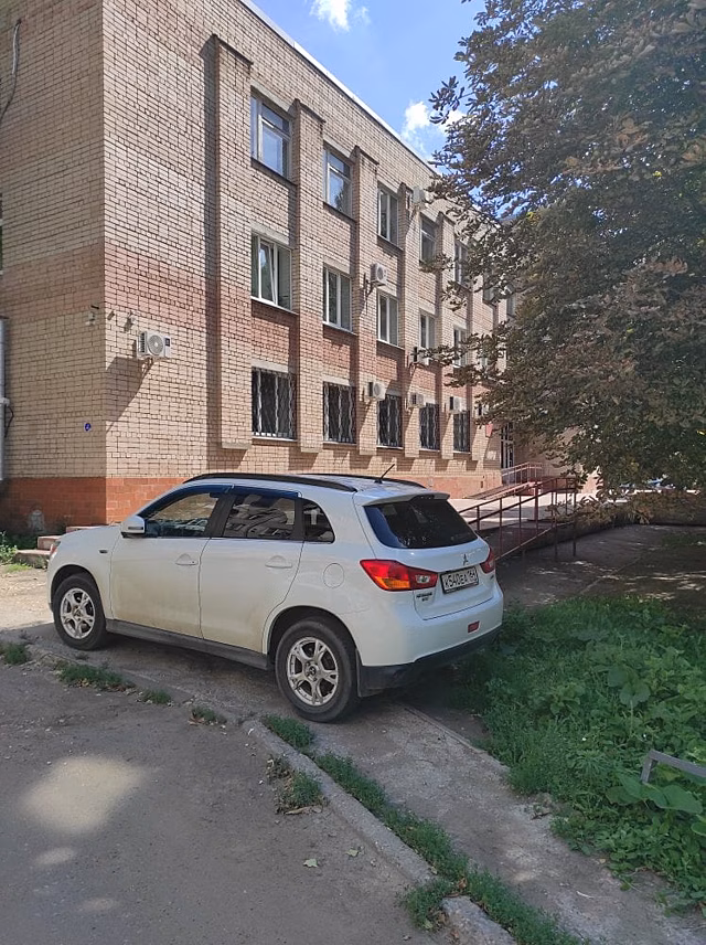 Напротив здания Кировского районного суда в Саратове заметили автохама