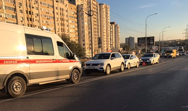 В ДТП на севере Волгограда мужчина получил травму позвоночника