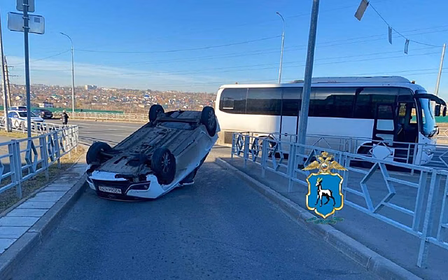 Школьный автобус столкнулся с легковушкой под Самарой: подробности ДТП