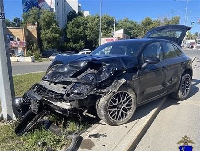 В Самаре после столкновения Porsche Macan влетел в столб