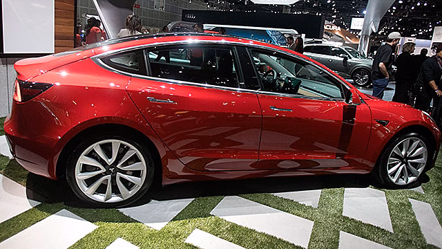 Названы сроки начала продаж новой Tesla в России