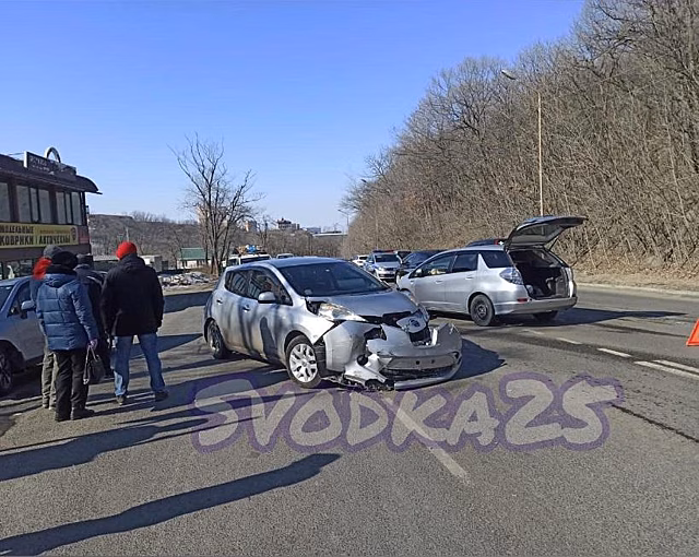 «Разложились»: жесткое ДТП устроил во Владивостоке Honda Fit Shuttle