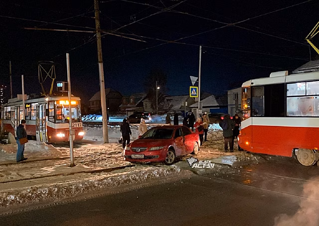 Трамвай протаранил Mazda в Ленинском районе Новосибирска