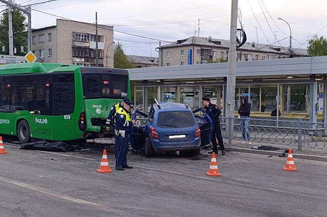 Ночью в Екатеринбурге "Лада" влетела в автобус. Водитель легковушки погиб