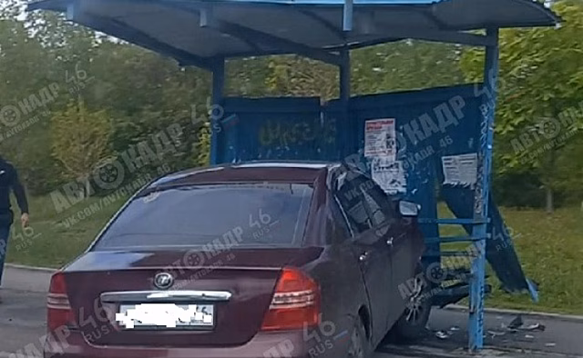 В Курске автомобиль протаранил остановочный павильон