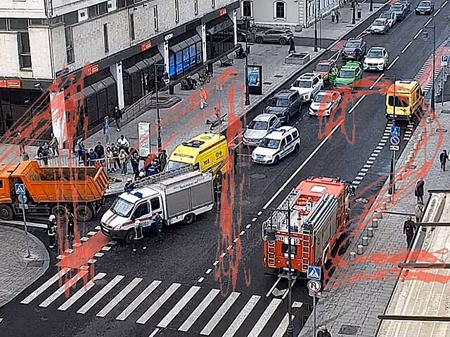 Грузовик сбил человека на самокате в центре Москвы