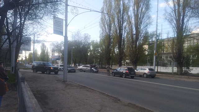 Участники массового ДТП в Саратове заблокировали две полосы движения