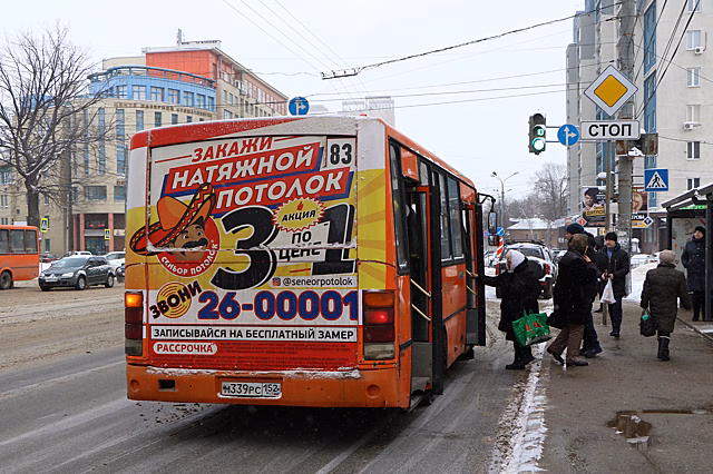«Кричала о помощи». Пассажирка маршрутки на Автозаводе получила травму из-за открытой двери