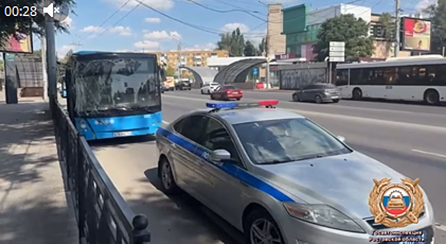 Трое пострадавших: пассажирский автобус врезался в опору ЛЭП в Ростове