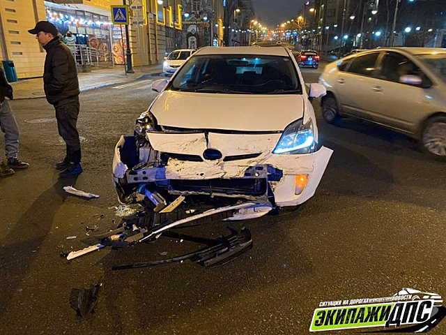 «Столкнулись два «Приуса». В центре Владивостока произошло ДТП