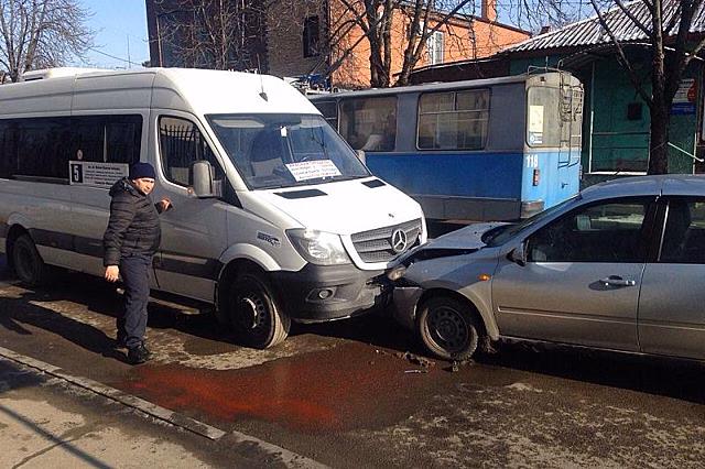 Два человека пострадали в ДТП в маршруткой и иномаркой в Краснодаре