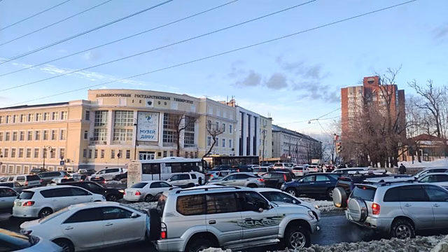 Шла вторая неделя: Владивосток вновь сковали утренние пробки
