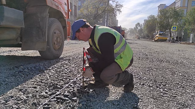 На ул. Пролетарской в Оренбурге начали укладывать выравнивающий слой асфальта