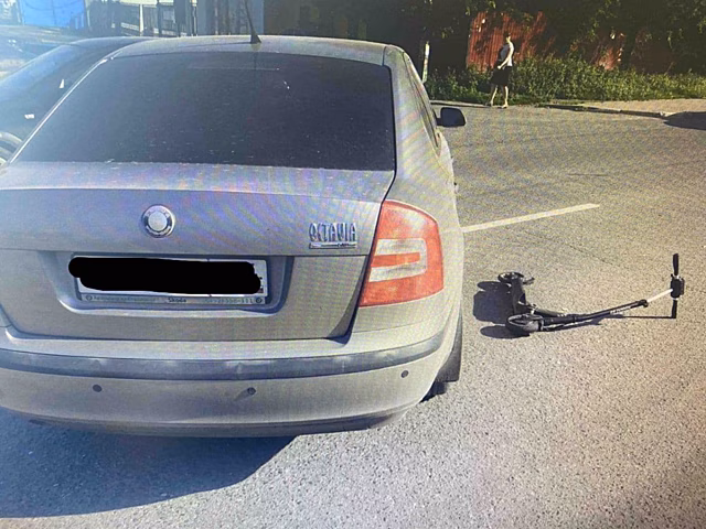Водитель Skoda Octavia сбил парня на электросамокате в Саратове