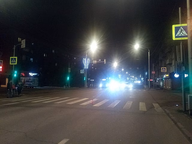 В Красноярске 13-летний школьник перебегал дорогу на «красный» и угодил под мотоцикл