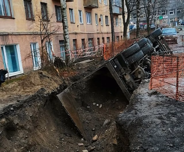 В центре Петрозаводска перевернулся самосвал с песком