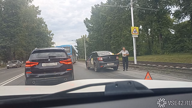 Автомобиль такси спровоцировал мощную пробку в Кемерове