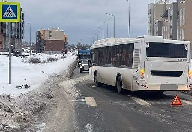 В Кирове под колеса автобуса попала 18-летняя девушка