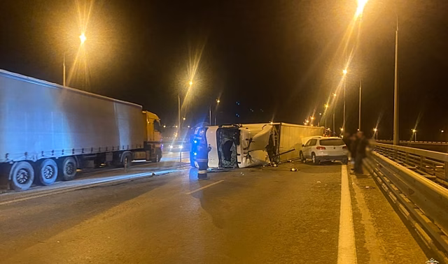 Под Волгоградом внедорожник столкнулся с перевернувшейся фурой