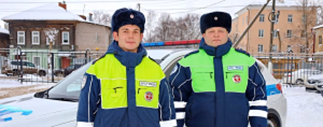В Костромской области сотрудники Госавтоинспекции спасли девушку, которая на их глазах попала в ДТП