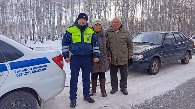 Курганские автоинспекторы помогли супругам, чья машина заглохла на дороге из-за поломки аккумулятора