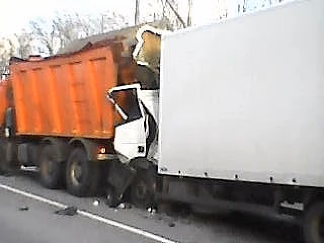 В Горшеченском районе Курской области столкнулись грузовики, водитель погиб