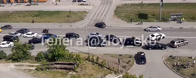 В Екатеринбурге участники свадебного кортежа перекрыли дорогу и устроили стрельбу в сквере
