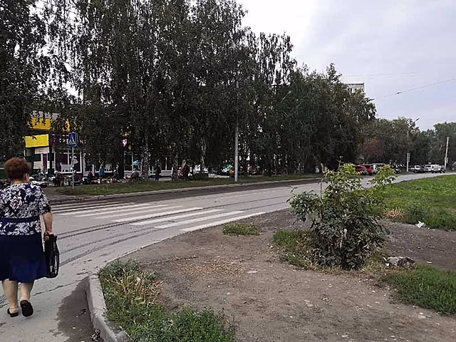 Трактор снес пешеходный переход при уборке улиц в Новосибирске