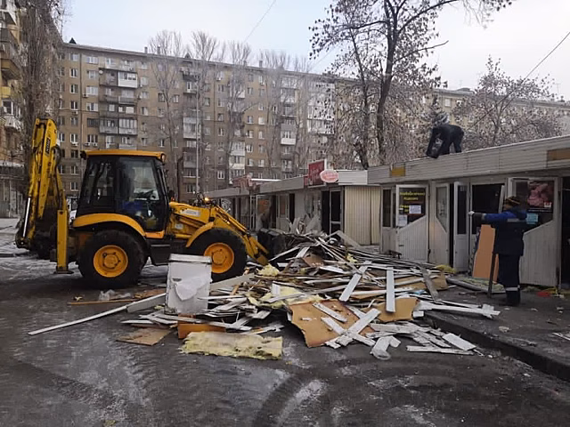 Начат снос ларьков в Мирном переулке Саратова