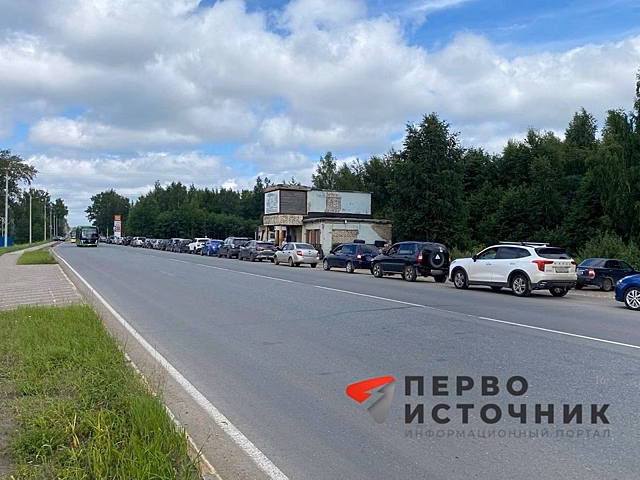 В Кирове задержали молодого человека, который предлагал продать место в очереди за бензином